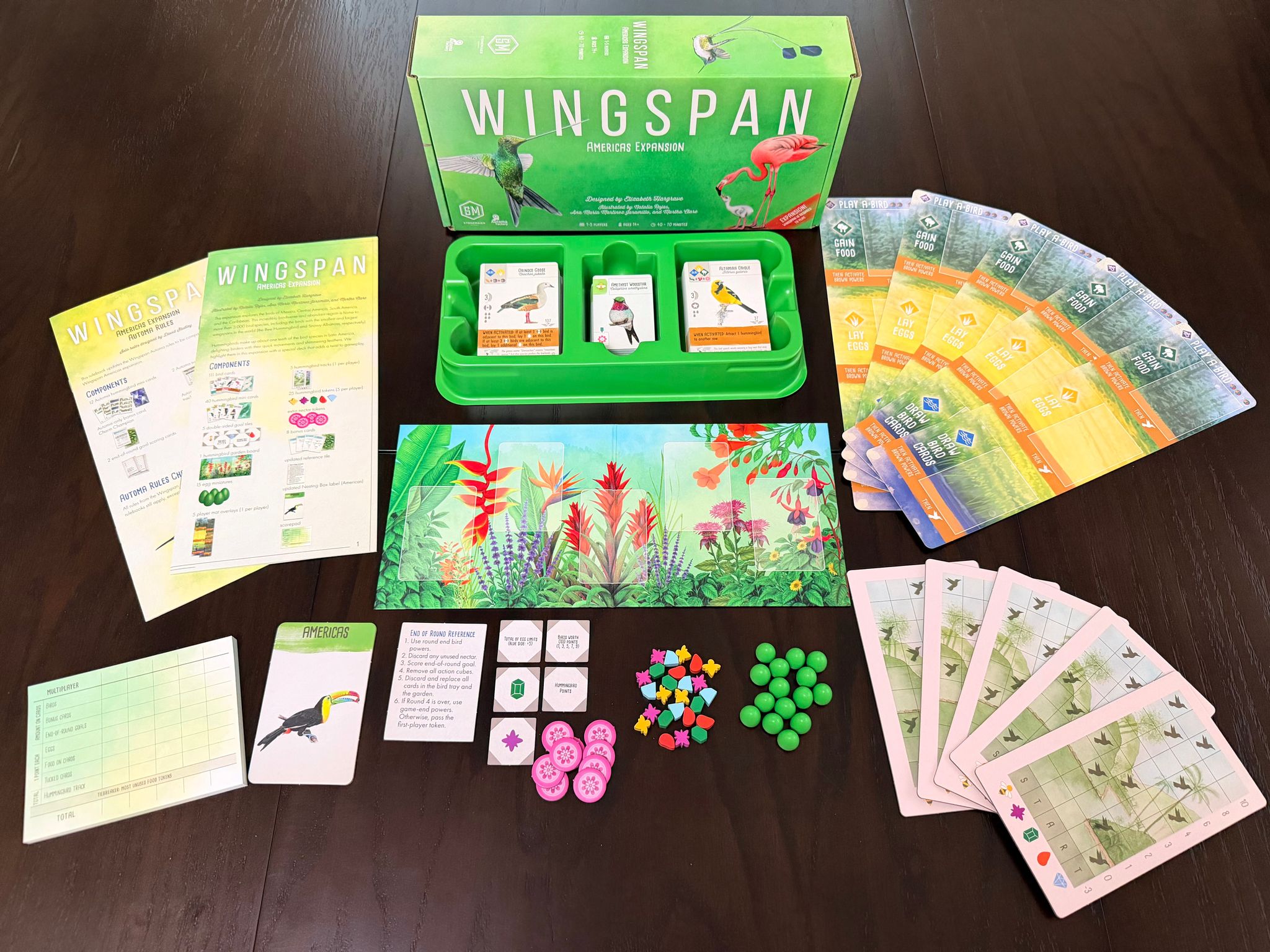 Wingspan Americas expansion med spelbräden, kort och tokens.