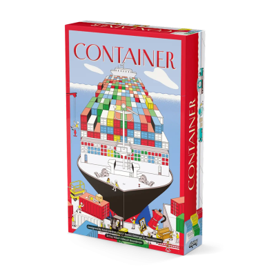 Container spelbox med fraktfartyg och hamnillustration.
