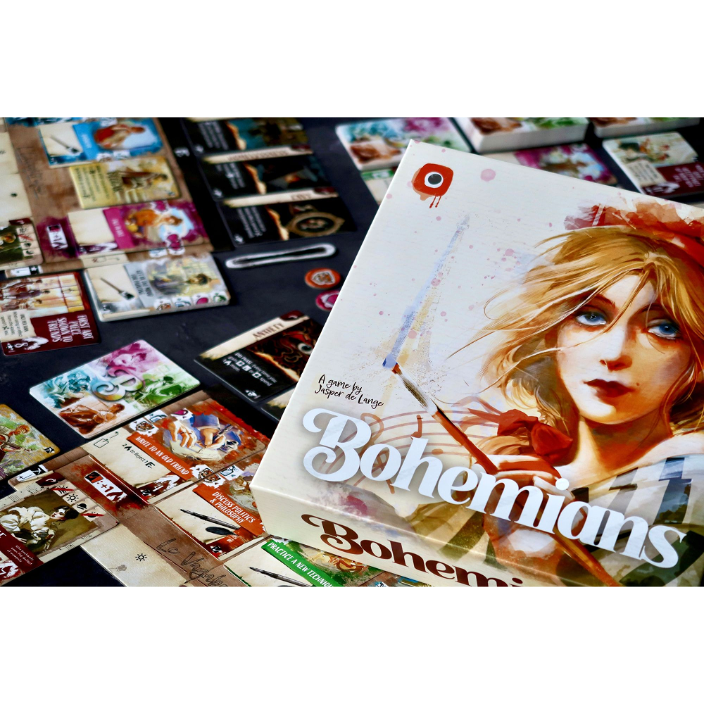 Bohemians spelbox med utspridda kort i konstnärligt tema.