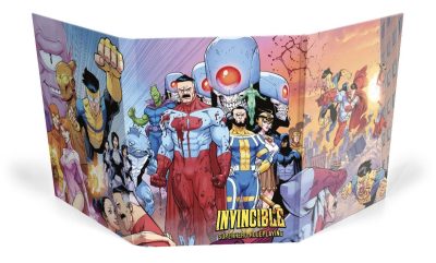 Invincible Superhero Roleplaying omslag med färgstarka superhjältar i dynamisk stridsscen.