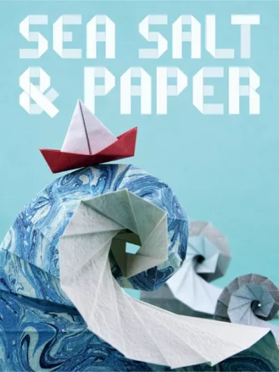Sea Salt & Paper spelbox med origamivågor och pappersbåt.