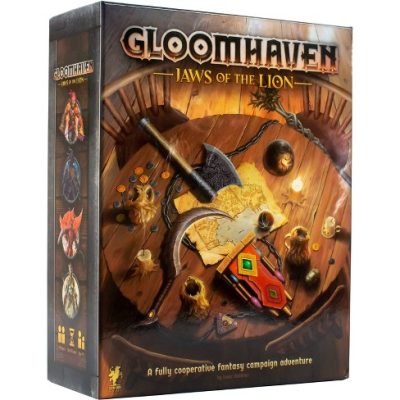 Gloomhaven: Jaws of the Lion spelbox med fantasyillustration av vapen, kartor och fyra hjältar.