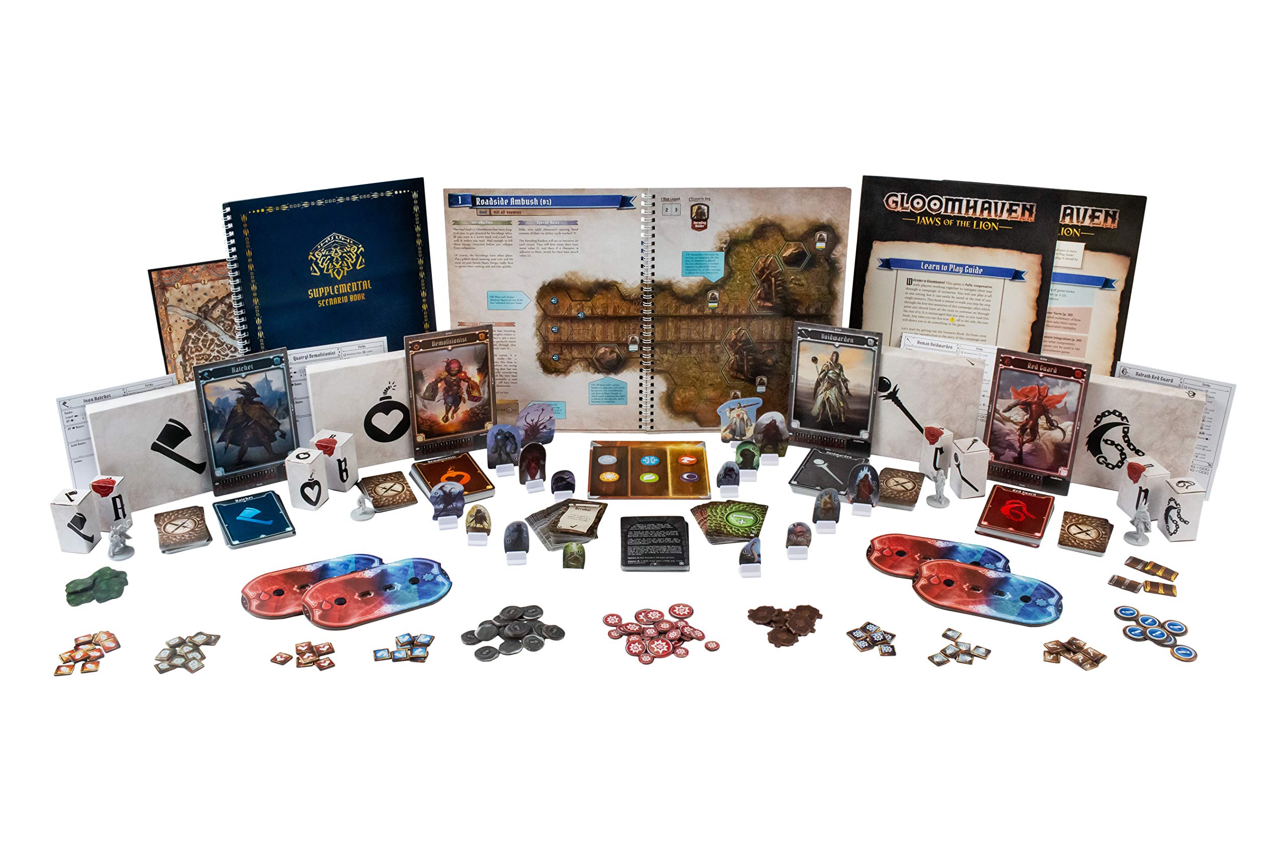 Uppdukad spelplan för Gloomhaven: Jaws of the Lion med scenariobok, karaktärskort och markörer.