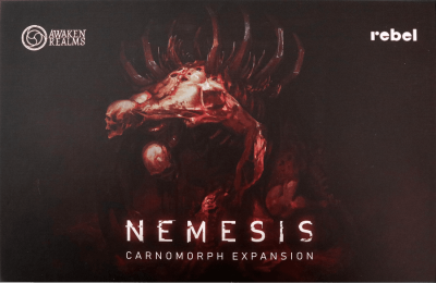 Nemesis: Carnomorphs spelbox med mörk rödsvart sci‑fi‑illustration av muterande alienvarelse.
