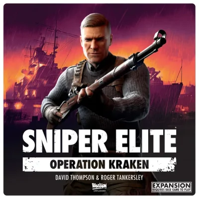 Sniper Elite Operation Kraken spelbox med sniperkaraktär och krigsfartyg i bakgrunden.